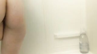 Bathroom fun with a massive dildo and a showerhead - Eelet