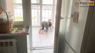 The stepson saved his stepmom stuck on the balcony