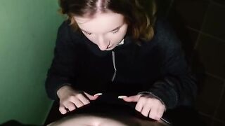 A couple fucked in the entrance while the parents were at home