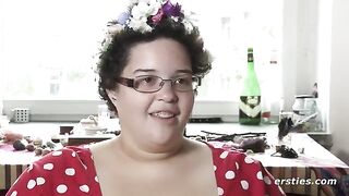 Amateur girl with shaved pussy fingers and moans in orgasmic pleasure