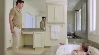 Step sister gives her opinion about the size of stepbrother’s dick in the bath