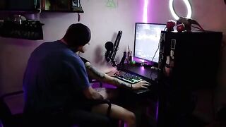 Gamer girl gets her pussy railed while playing Destiny 2