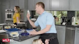 A lucky dude gets a taste of the hottest housewife's pussy sauce in HD