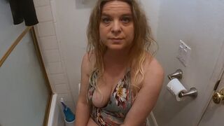A curvy stepmom helps her stepson to get a sperm sample