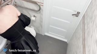 A first date turned into a hot encounter in the toilet, just like in the stories