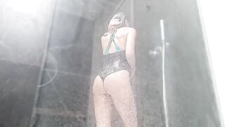 Babe masturbates to a squirting orgasm right in the shower stall