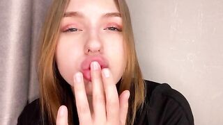 A cute girl with a juicy ass masturbates at home and reaches an intense orgasm