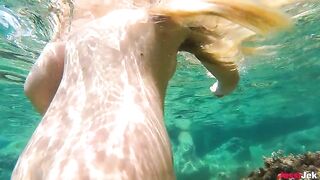 Babe has amazing underwater sex with a guy with a big ass on the beach