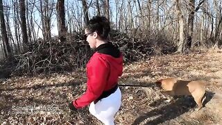 A woman with a big ass is doing yoga on the street in sexy leggings