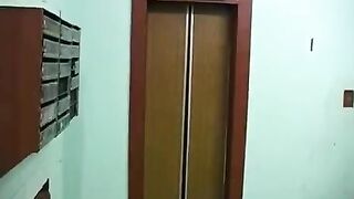 A hot blonde babe started the day with a quick blowjob