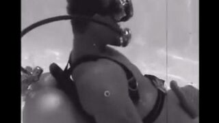 During the diving, she gave a blowjob to an aqualangist