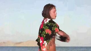 A member shows a girl on the beach without clothes