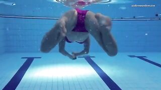 Nude beauty has a good time in the swimming pool