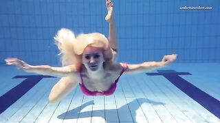 Nude beauty has a good time in the swimming pool
