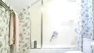A girl pees and plays with her pussy in the mall toilet
