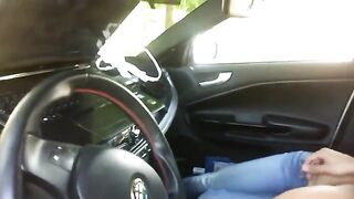 Babe started to suck cock right in the car