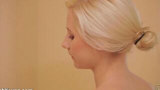 Girl rubs her pussy with a toothbrush handle