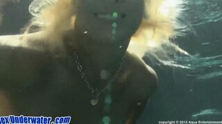 Girl makes a blowjob underwater, it’s her first time