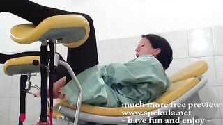 A girl received a hard fisting from a gynecologist in his office
