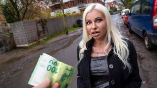 A pick up guy fucked a hot MILF on the street for cash