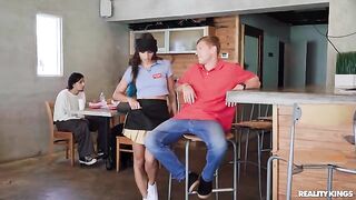 A girl allows a guy to finish in her mouth, what a luck!