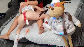 The girl knows how to show the guy she wants a real threesome, but starting with a toy