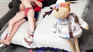 The girl knows how to show the guy she wants a real threesome, but starting with a toy