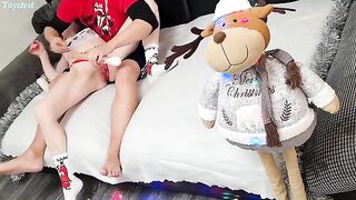 The girl knows how to show the guy she wants a real threesome, but starting with a toy
