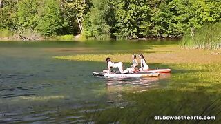 Lesbians fuck each other in the park without hiding