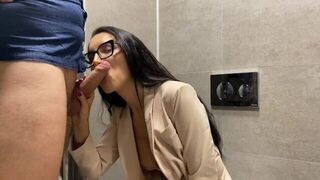 A couple has sex right in the restaurant booth, no one is leaving