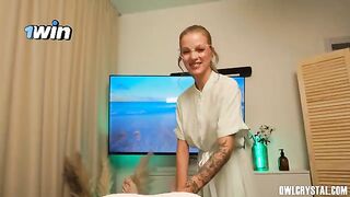 A sexy girl gets a massage, and the guy’s cock is oiled