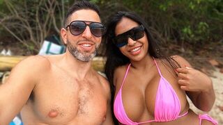 A girl came to rest on the beach and met a guy who shot her impressive assets