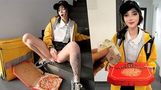 A pizza delivery girl got cum on her face in an intense scene