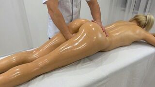 A masseur who couldn’t resist gave a client an unforgettable experience